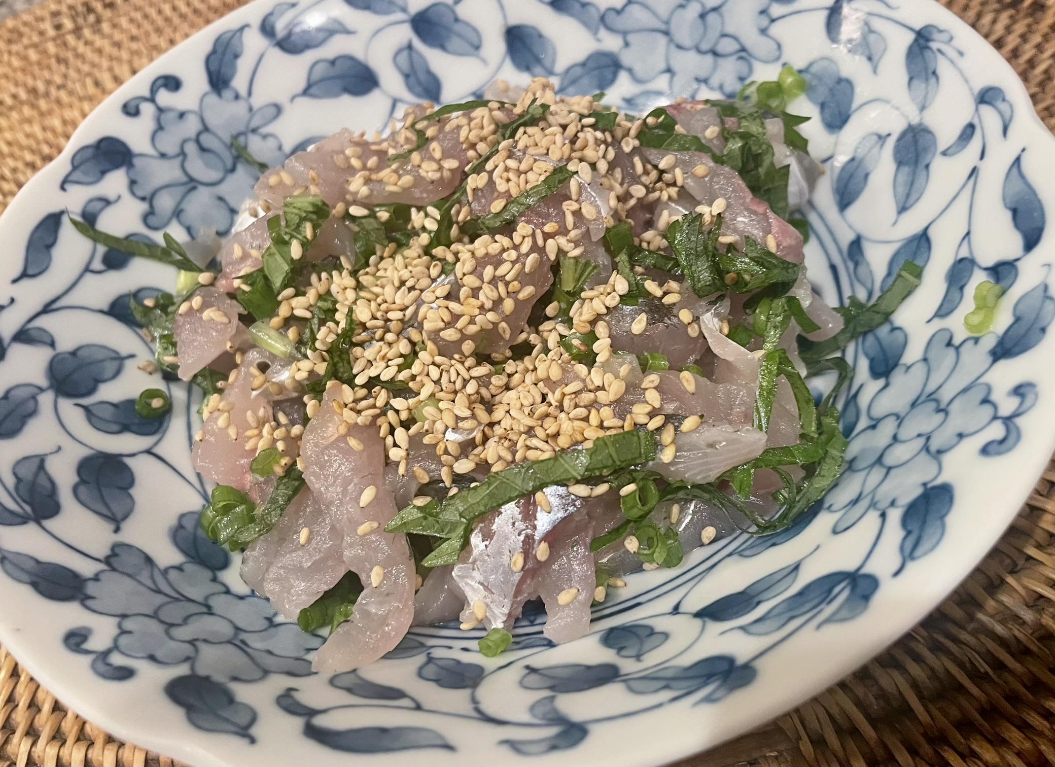 【釣り人の特権!釣りたてアジのたたき】“細切りたたき”のコリコリ食感が止まらない